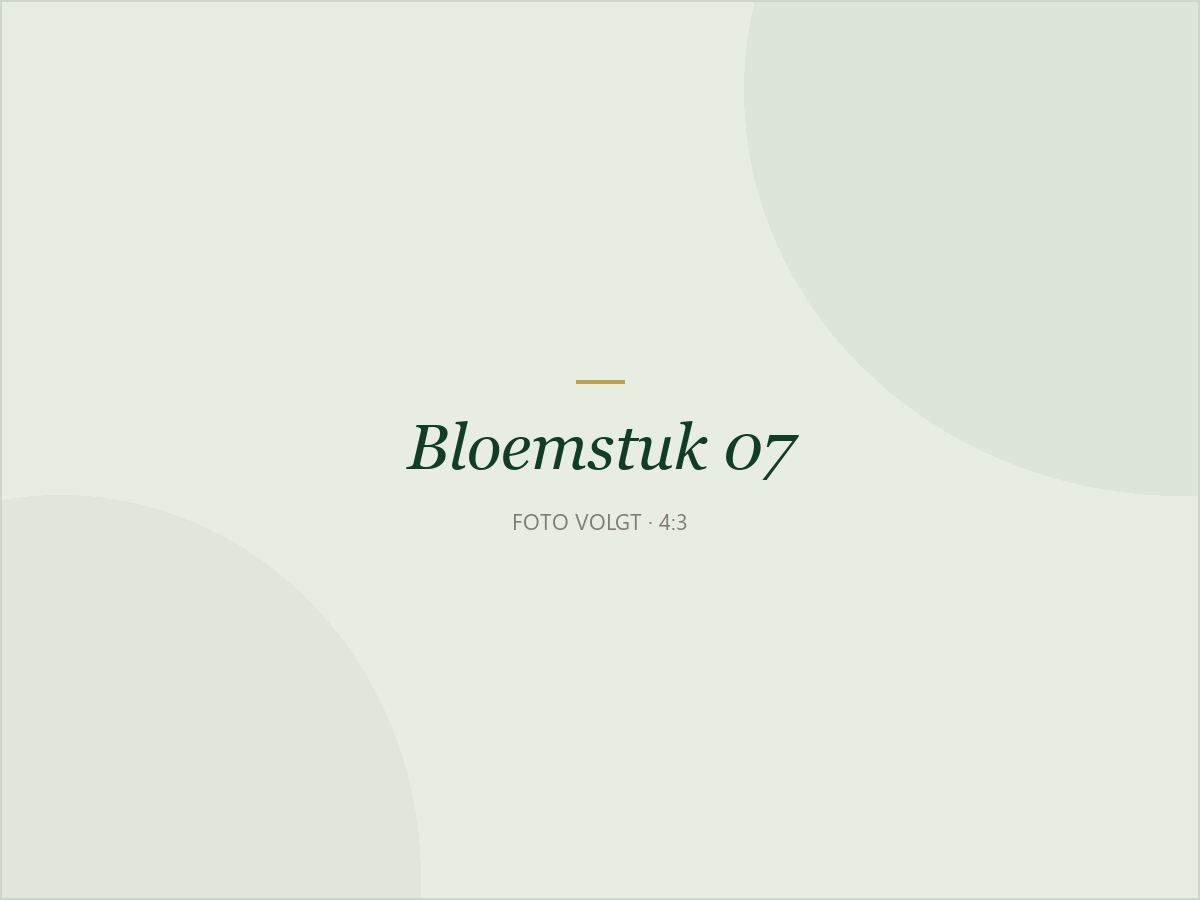 Bloemstuk 07: Bloemstuk met kaars in bordeaux
