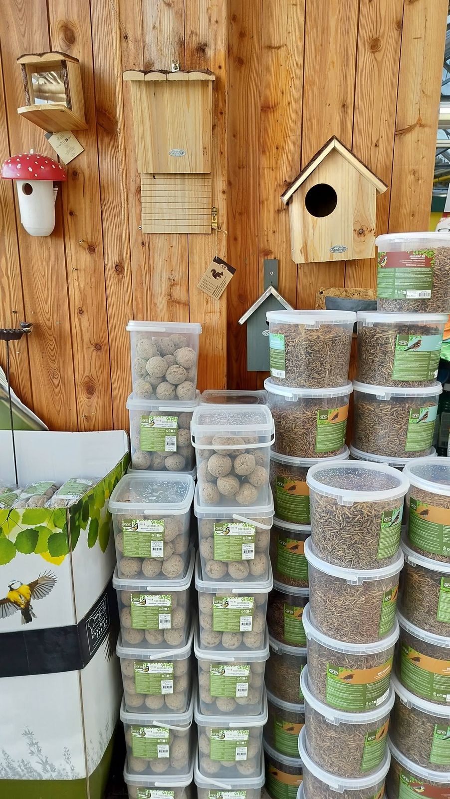 Vogelvoeding en een vogelhuisje