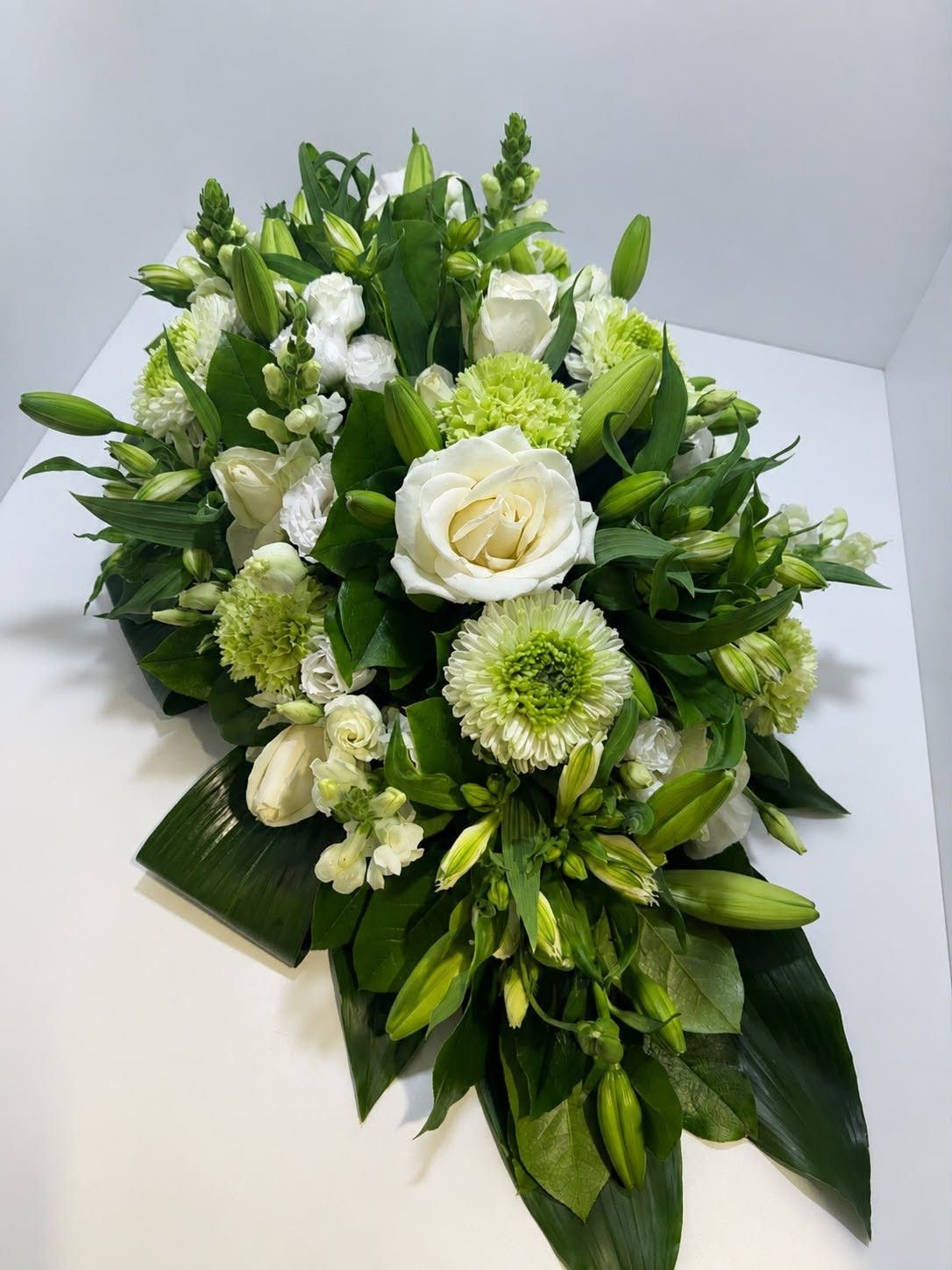 Kiststuk met witte bloemen