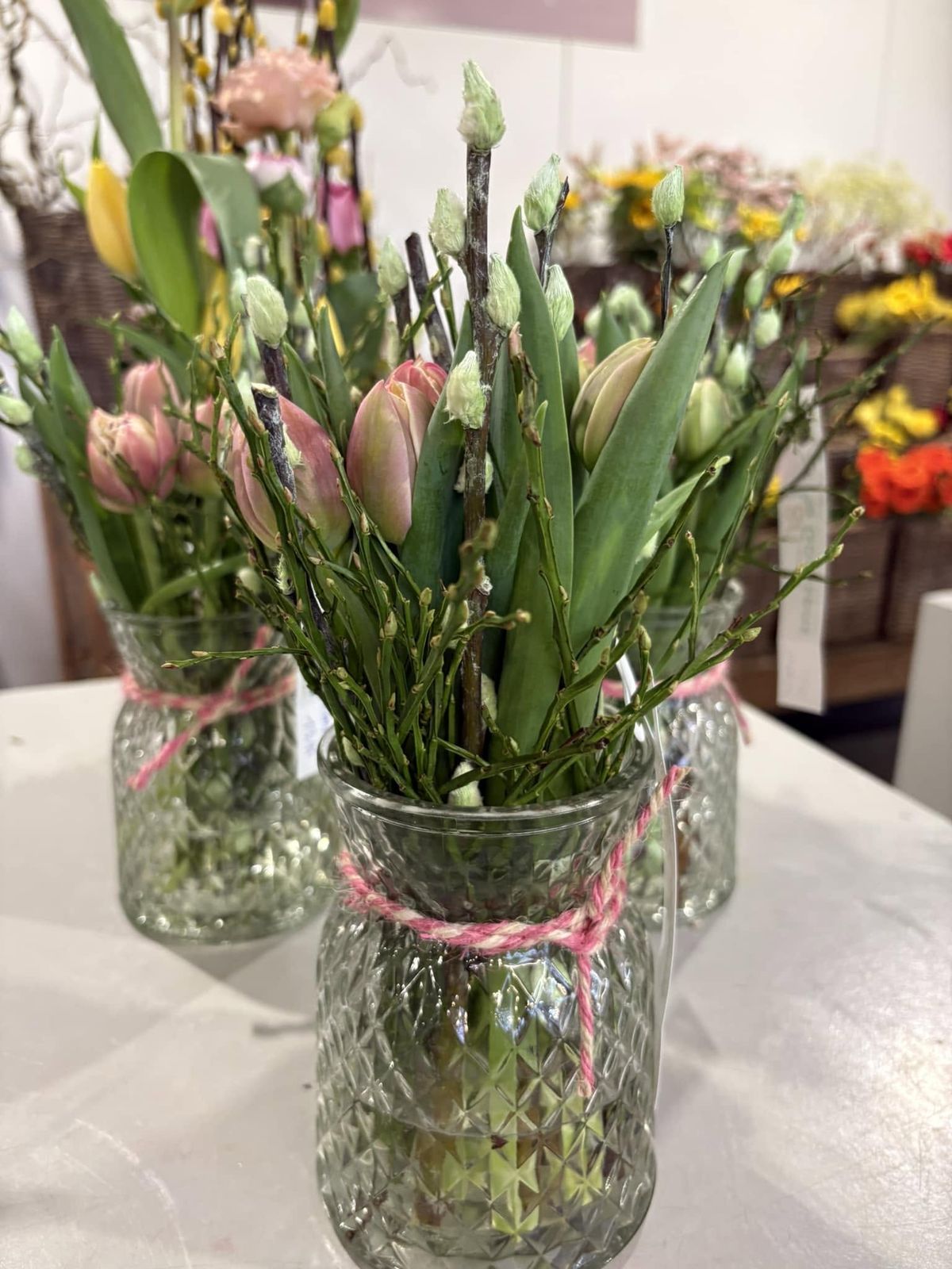 Verse snijbloemen in vazen in onze snijbloemenafdeling