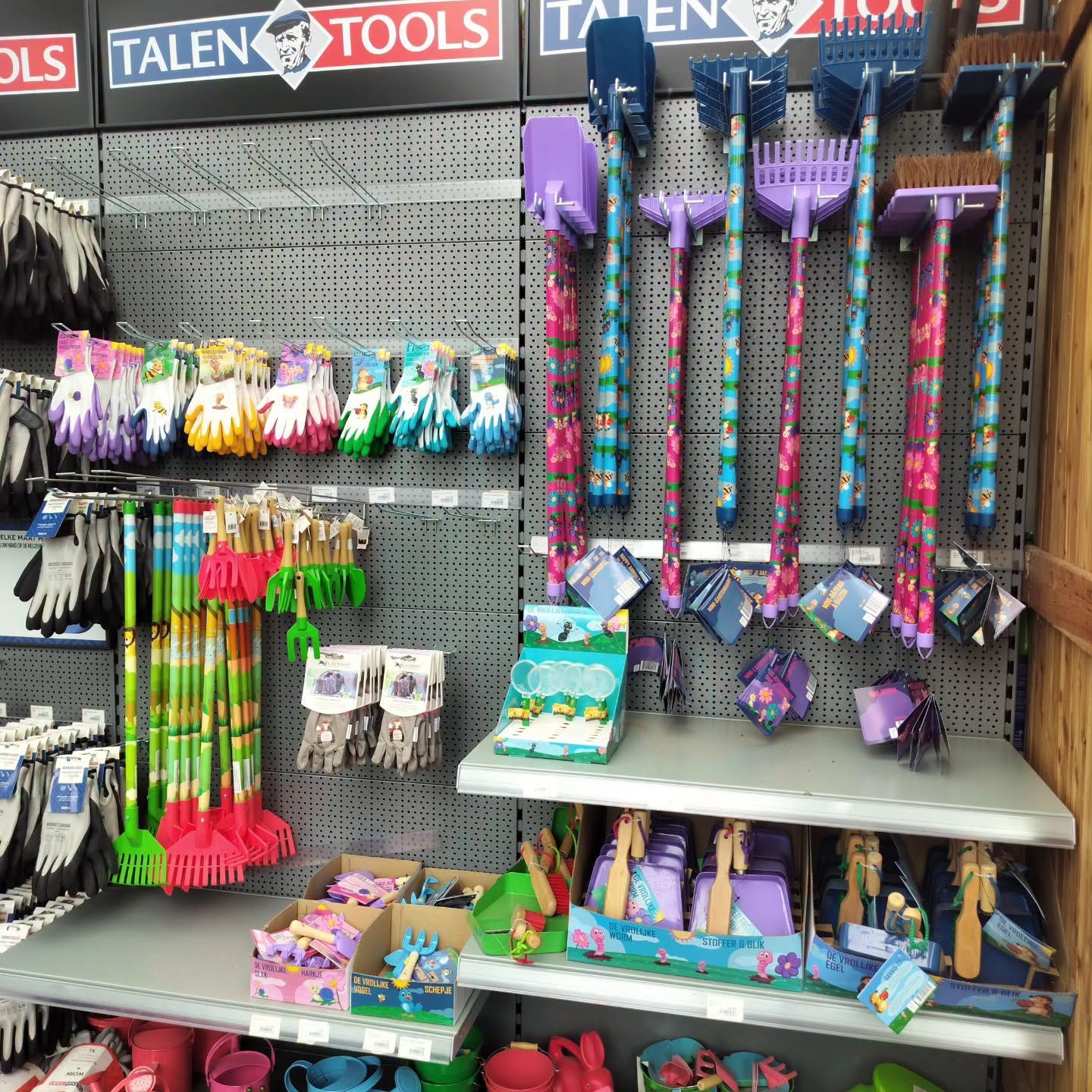 Wand met Talen Tools-gereedschap in ons tuincentrum